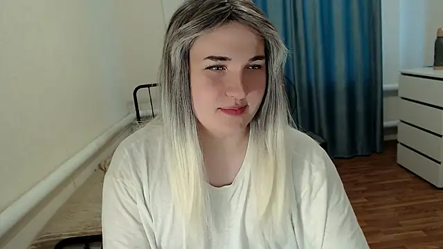 Snapshot of EvaMiron chatting on August 2, 1:26 am EvaMiron online show from August 2, 1:26 am