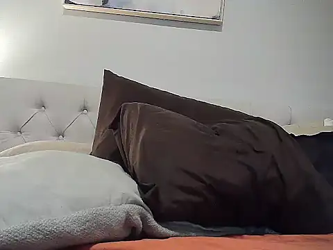 Snapshot of CaramelDipper chatting on February 6, 2:04 pm CaramelDipper online show from February 6, 2:04 pm