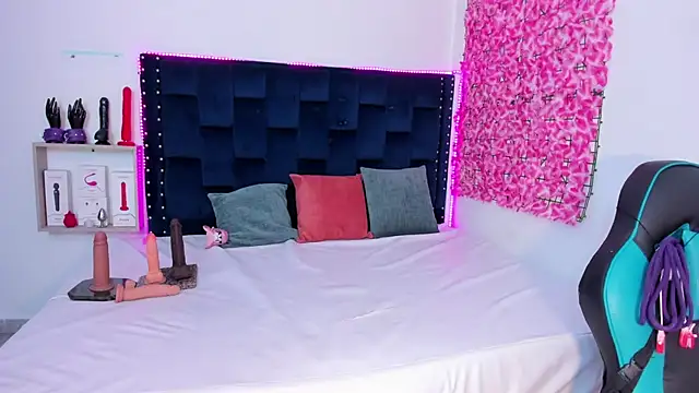 Snapshot of SaraApril_1 chatting on October 15, 8:42 pm SaraApril 1 online show from October 15, 8:42 pm