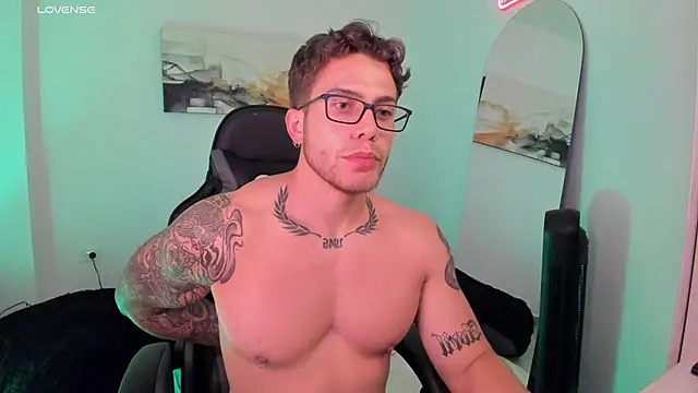 Snapshot of LucianSinclair chatting on February 20, 12:19 am LucianSinclair online show from February 20, 12:19 am