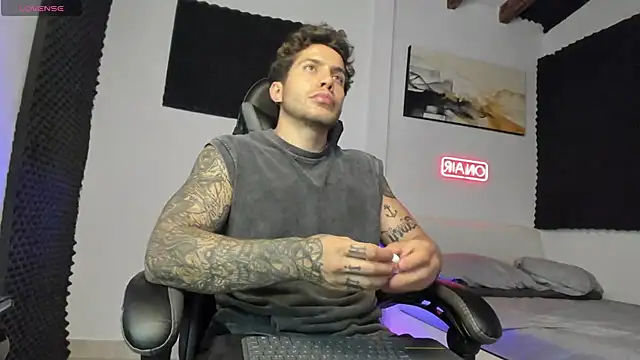 Snapshot of LucianSinclair chatting on November 6, 1:28 am LucianSinclair online show from November 6, 1:28 am