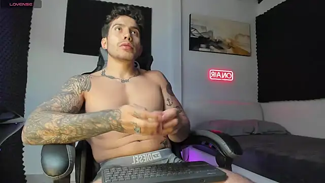 Snapshot of LucianSinclair chatting on November 12, 1:39 am LucianSinclair online show from November 12, 1:39 am