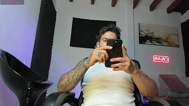 Snapshot of LucianSinclair chatting on November 13, 3:38 am LucianSinclair online show from November 13, 3:38 am