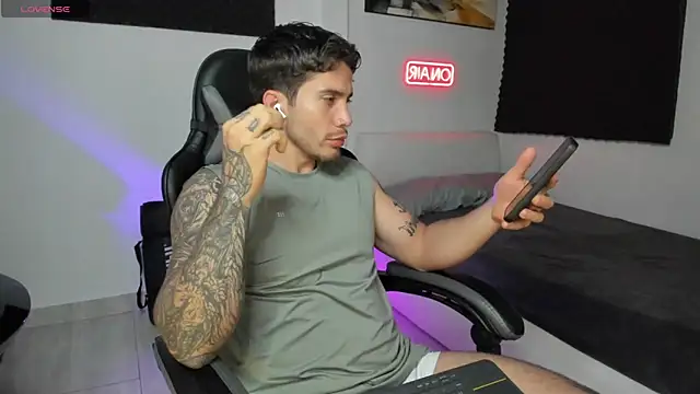 Snapshot of LucianSinclair chatting on November 15, 3:37 am LucianSinclair online show from November 15, 3:37 am