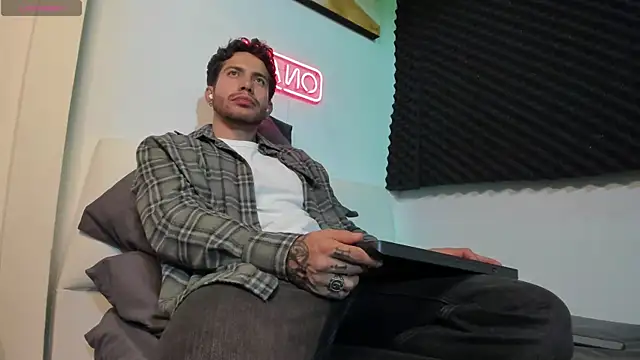 Snapshot of LucianSinclair chatting on November 24, 3:17 am LucianSinclair online show from November 24, 3:17 am