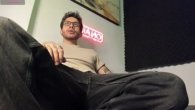 Snapshot of LucianSinclair chatting on November 25, 3:39 am LucianSinclair online show from November 25, 3:39 am