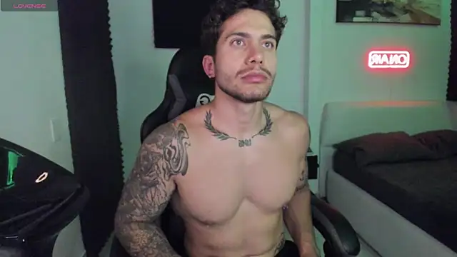 Snapshot of LucianSinclair chatting on November 28, 2:25 am LucianSinclair online show from November 28, 2:25 am