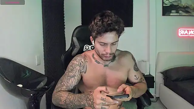 Snapshot of LucianSinclair chatting on December 2, 4:07 am LucianSinclair online show from December 2, 4:07 am