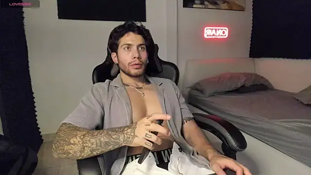 Snapshot of LucianSinclair chatting on December 21, 3:35 am LucianSinclair online show from December 21, 3:35 am