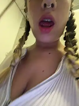 Snapshot of Enyeld_ruru chatting on July 4, 8:26 pm Enyeld ruru online show from July 4, 8:26 pm