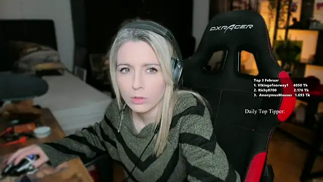 Lisaonthemoon online show from February 13, 7:21 pm