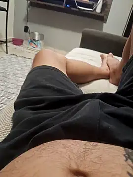 Snapshot of dredre1069 chatting on April 5, 1:25 am dredre1069 online show from April 5, 1:25 am