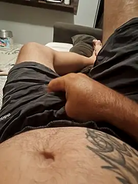 Snapshot of dredre1069 chatting on April 6, 1:58 am dredre1069 online show from April 6, 1:58 am