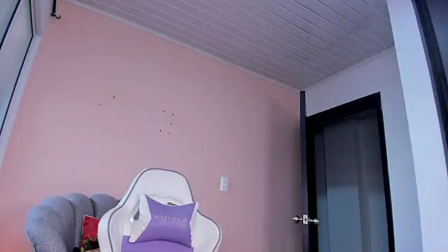 Snapshot of lili_turner chatting on December 9, 2:17 pm lili turner online show from December 9, 2:17 pm