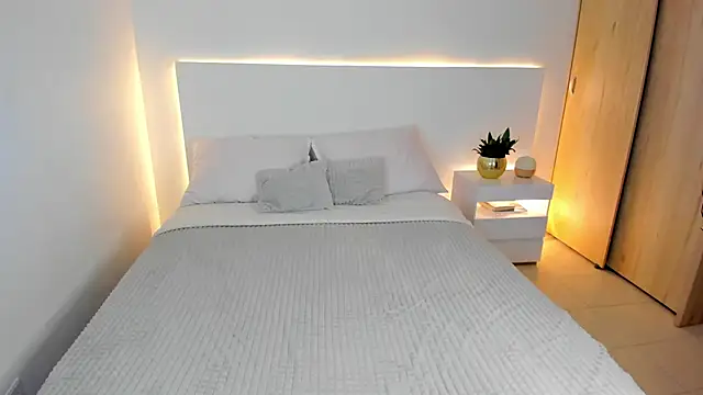 Snapshot of AndreaMartini chatting on January 5, 3:43 am AndreaMartini online show from January 5, 3:43 am