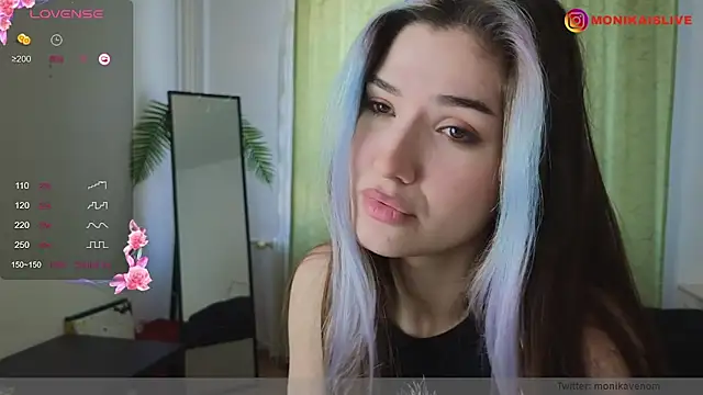 Snapshot of monikavenom chatting on January 17, 9:28 am monikavenom online show from January 17, 9:28 am