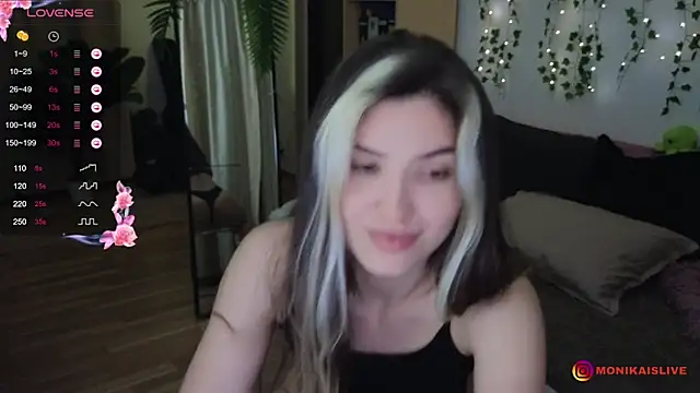 Snapshot of monikavenom chatting on September 28, 1:11 am monikavenom online show from September 28, 1:11 am