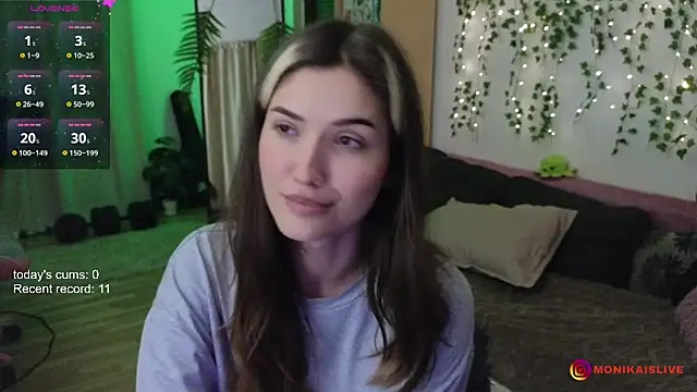 Snapshot of monikavenom chatting on October 5, 2:10 am monikavenom online show from October 5, 2:10 am