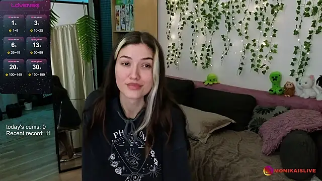 Snapshot of monikavenom chatting on October 11, 2:11 am monikavenom online show from October 11, 2:11 am