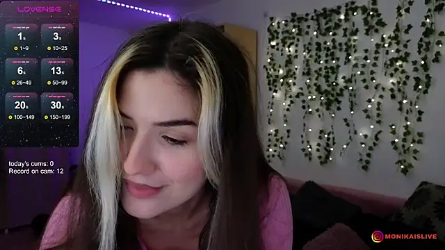 Snapshot of monikavenom chatting on January 9, 5:21 am monikavenom online show from January 9, 5:21 am