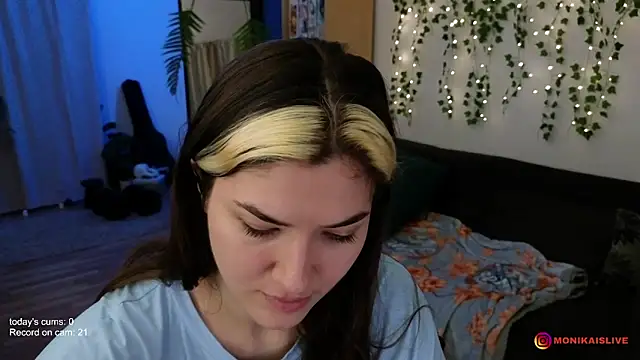 Snapshot of monikavenom chatting on February 8, 5:22 am monikavenom online show from February 8, 5:22 am