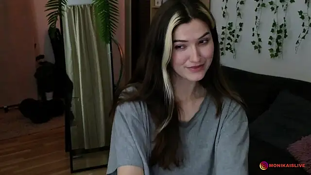 Snapshot of monikavenom chatting on April 6, 3:15 am monikavenom online show from April 6, 3:15 am