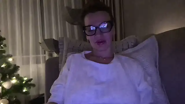 Snapshot of SweetMonicaUK chatting on December 15, 10:47 pm SweetMonicaUK online show from December 15, 10:47 pm