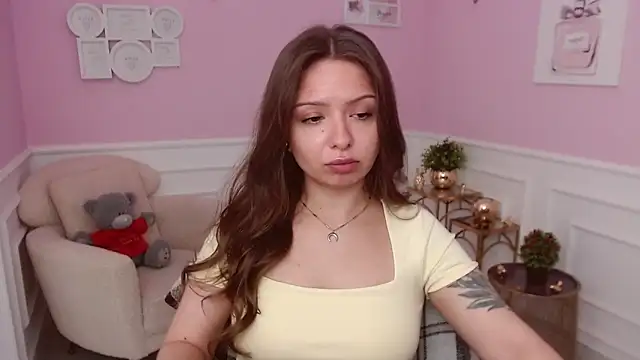 LucySkilar online show from June 12, 4:22 am