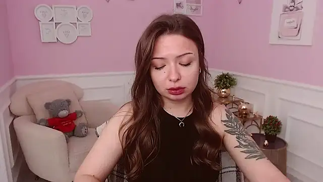 Snapshot of LucySkilar chatting on June 29, 4:19 am LucySkilar online show from June 29, 4:19 am