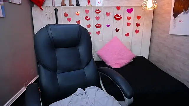 Snapshot of MaturePure chatting on March 13, 1:43 am MaturePure online show from March 13, 1:43 am