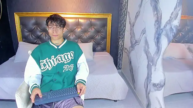 Snapshot of AgarEvans chatting on October 30, 2:57 am AgarEvans online show from October 30, 2:57 am