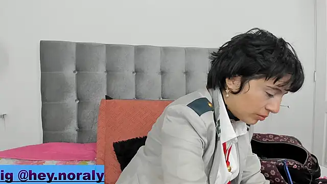 Snapshot of hey_noraly chatting on February 18, 4:15 am hey noraly online show from February 18, 4:15 am