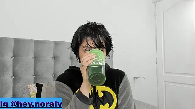 Snapshot of hey_noraly chatting on February 23, 4:28 am hey noraly online show from February 23, 4:28 am