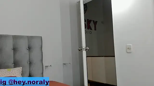 Snapshot of hey_noraly chatting on March 7, 7:19 am hey noraly online show from March 7, 7:19 am