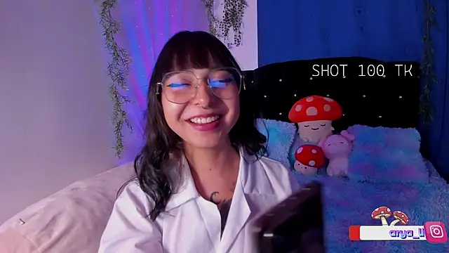 Snapshot of arysUwU chatting on January 12, 4:52 am arysUwU online show from January 12, 4:52 am