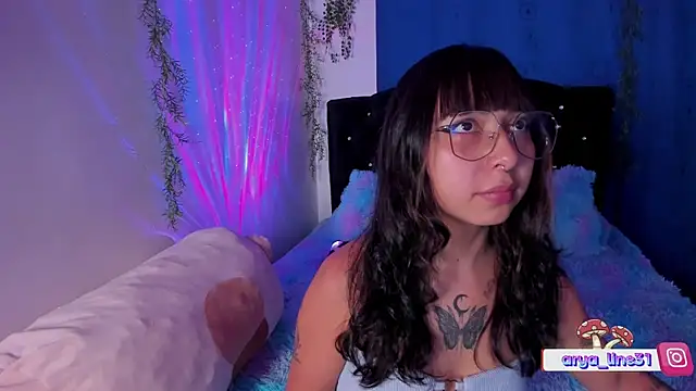 Snapshot of arysUwU chatting on January 17, 12:53 am arysUwU online show from January 17, 12:53 am