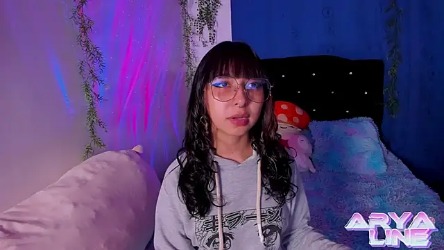 Snapshot of arysUwU chatting on February 1, 12:51 am arysUwU online show from February 1, 12:51 am