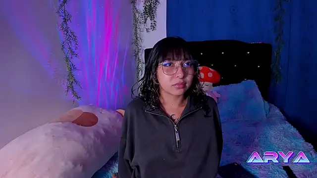 Snapshot of arysUwU chatting on February 6, 12:54 am arysUwU online show from February 6, 12:54 am