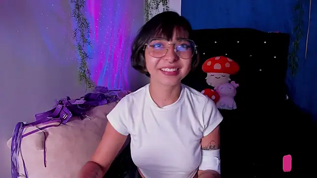 Snapshot of arysUwU chatting on February 15, 8:11 am arysUwU online show from February 15, 8:11 am