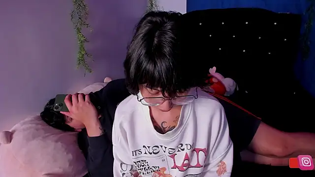 Snapshot of arysUwU chatting on February 18, 4:04 am arysUwU online show from February 18, 4:04 am