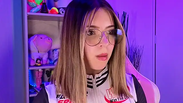 Snapshot of EmilyMiller_ chatting on May 13, 2:58 pm EmilyMiller online show from May 13, 2:58 pm
