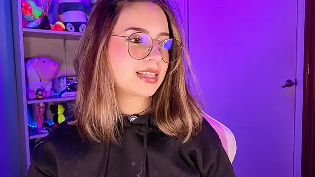 Snapshot of EmilyMiller_ chatting on May 19, 3:18 pm EmilyMiller online show from May 19, 3:18 pm