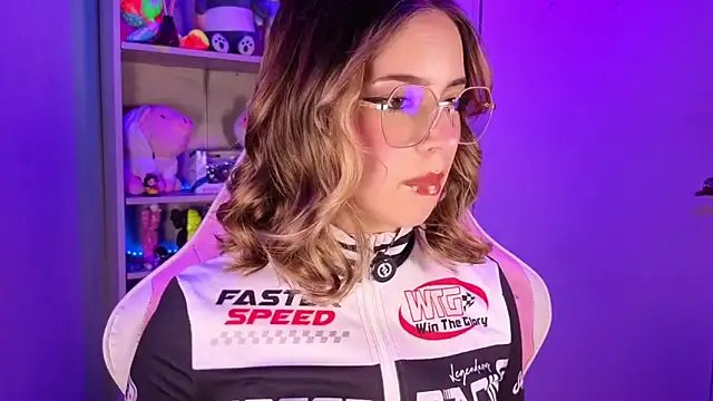 Snapshot of EmilyMiller_ chatting on May 27, 2:58 pm EmilyMiller online show from May 27, 2:58 pm