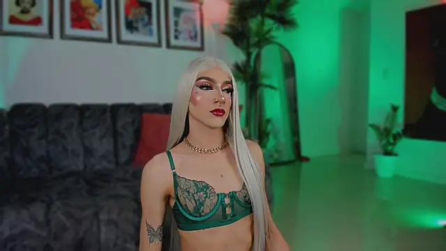 Snapshot of Taylor__foxxx chatting on December 17, 5:57 am Taylor foxxx online show from December 17, 5:57 am