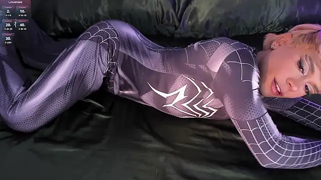 Snapshot of Danigio chatting on December 5, 8:11 am Danigio online show from December 5, 8:11 am