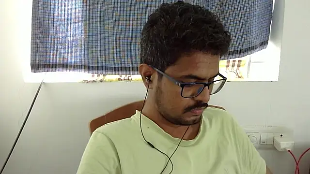 Snapshot of The_SHY_uncut chatting on December 21, 10:11 am The SHY uncut online show from December 21, 10:11 am