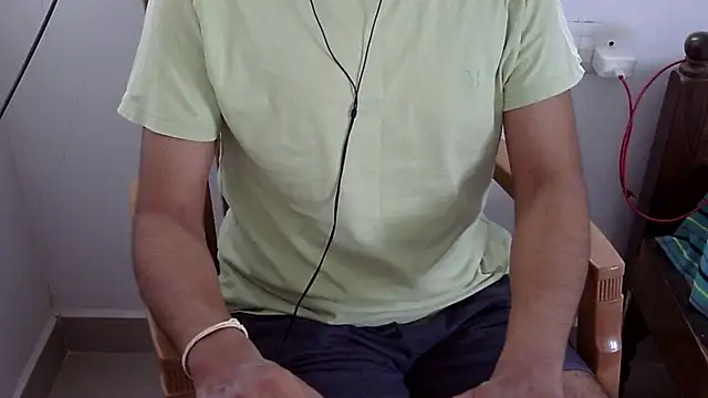 Snapshot of The_SHY_uncut chatting on February 3, 6:40 am The SHY uncut online show from February 3, 6:40 am