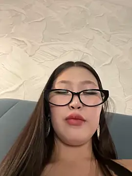 Snapshot of Aiko_Yumi chatting on March 5, 6:56 pm Aiko Yumi online show from March 5, 6:56 pm