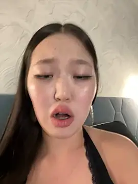 Snapshot of Aiko_Yumi chatting on March 9, 7:05 pm Aiko Yumi online show from March 9, 7:05 pm