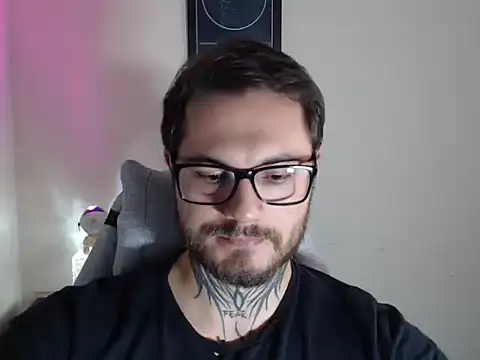Snapshot of clark_r chatting on April 28, 12:09 am clark r online show from April 28, 12:09 am